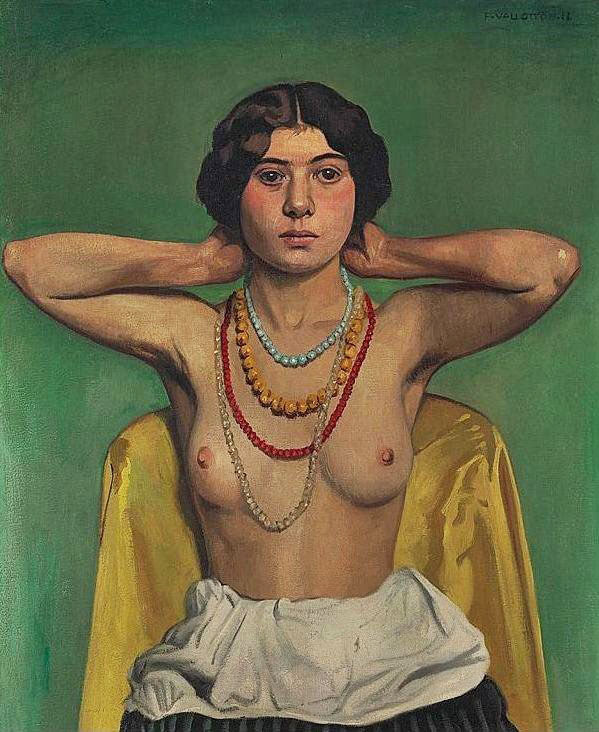FEMME AUX COLLIERS